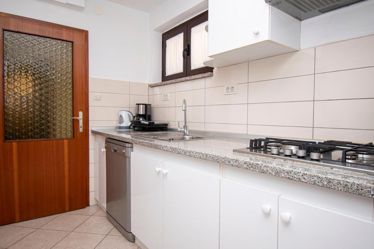 Holiday Apartment 50M From The Beach Pjescana Uvala Exteriör bild