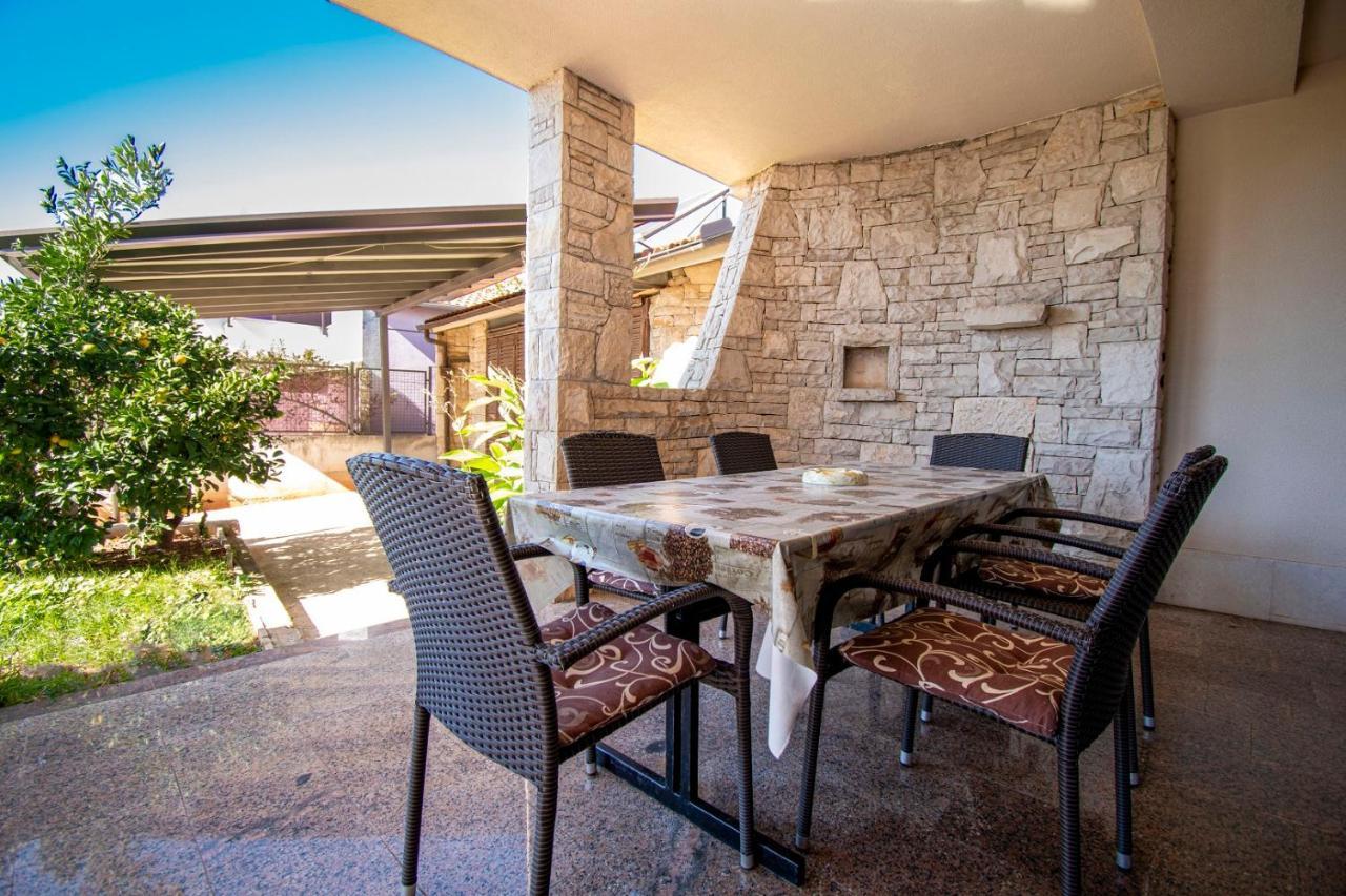 Holiday Apartment 50M From The Beach Pjescana Uvala Exteriör bild